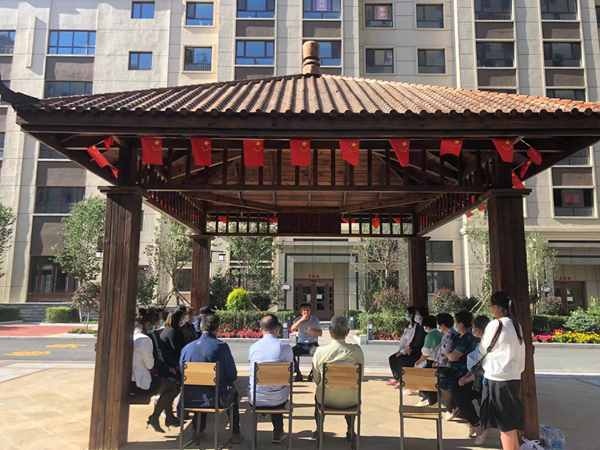 3.小区业主围坐亭下倾听英雄事迹.jpg
