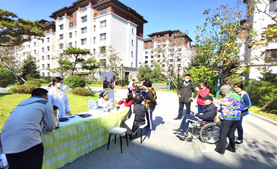 2.药业公司结合养老公司进行义诊活动_副本.jpg