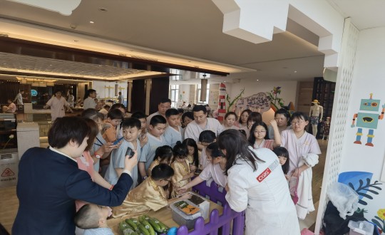 18.酒店公司结合农业总公共同进行“制作干花团扇”活动现场_副本.jpg