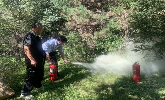 2.南山总公司在安全大排查工作中对灭火器进行逐一查抄_副本.jpg