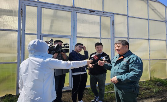 纸刊：农业总公司副总经理侯正发接受《守望都市》采访_副本.jpg