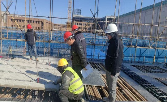 6.装配式总公司技术员在惠泽高中工地现场核查叠合板尺寸与点位误差问题_副本.jpg