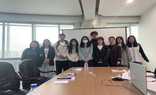 24.长春大学学子与金沙js800000健康产业集团居家事业部员工合影留念_副本.jpg